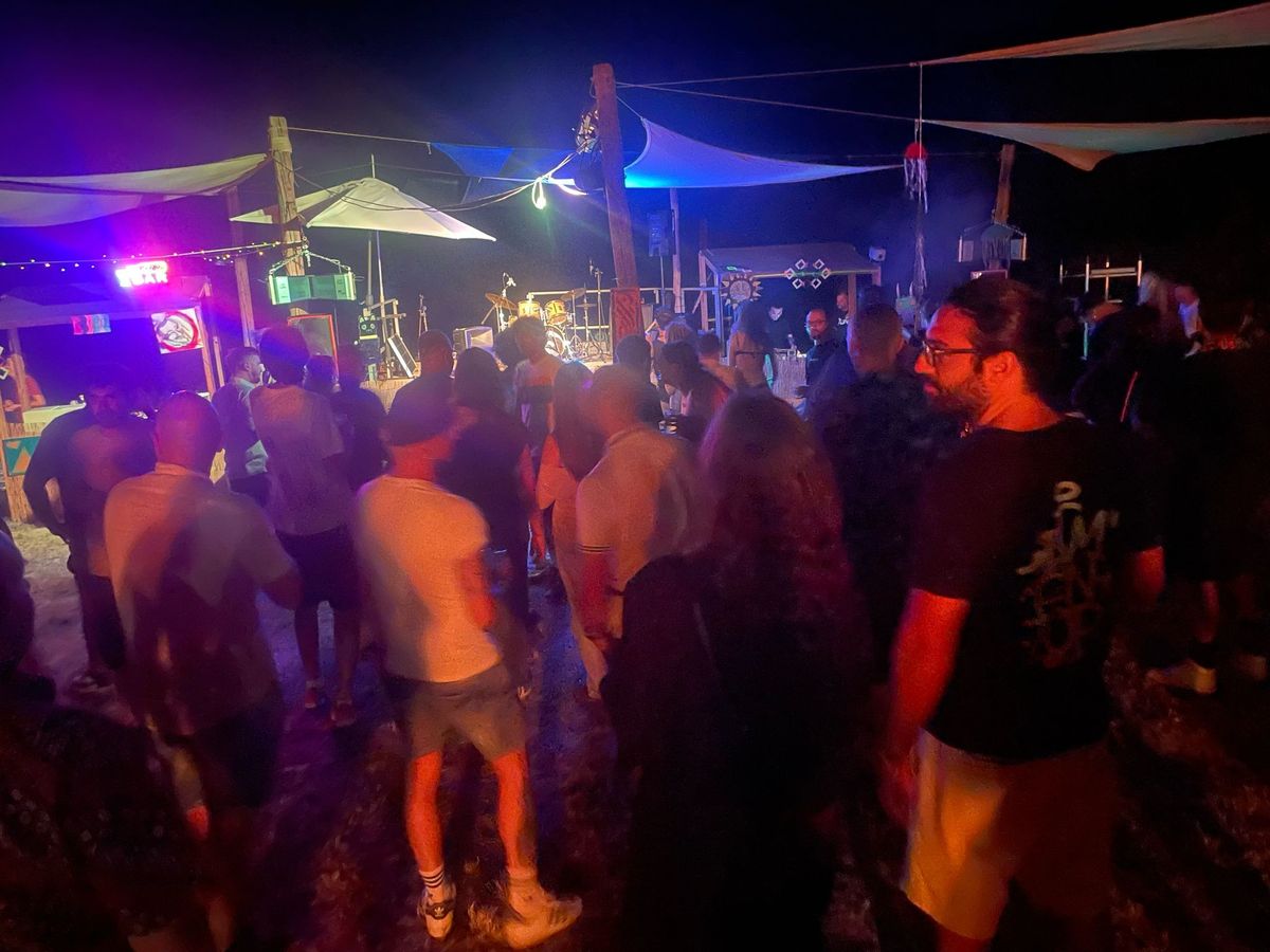 Crowd at an outdoor Naturacustica summer festival at night